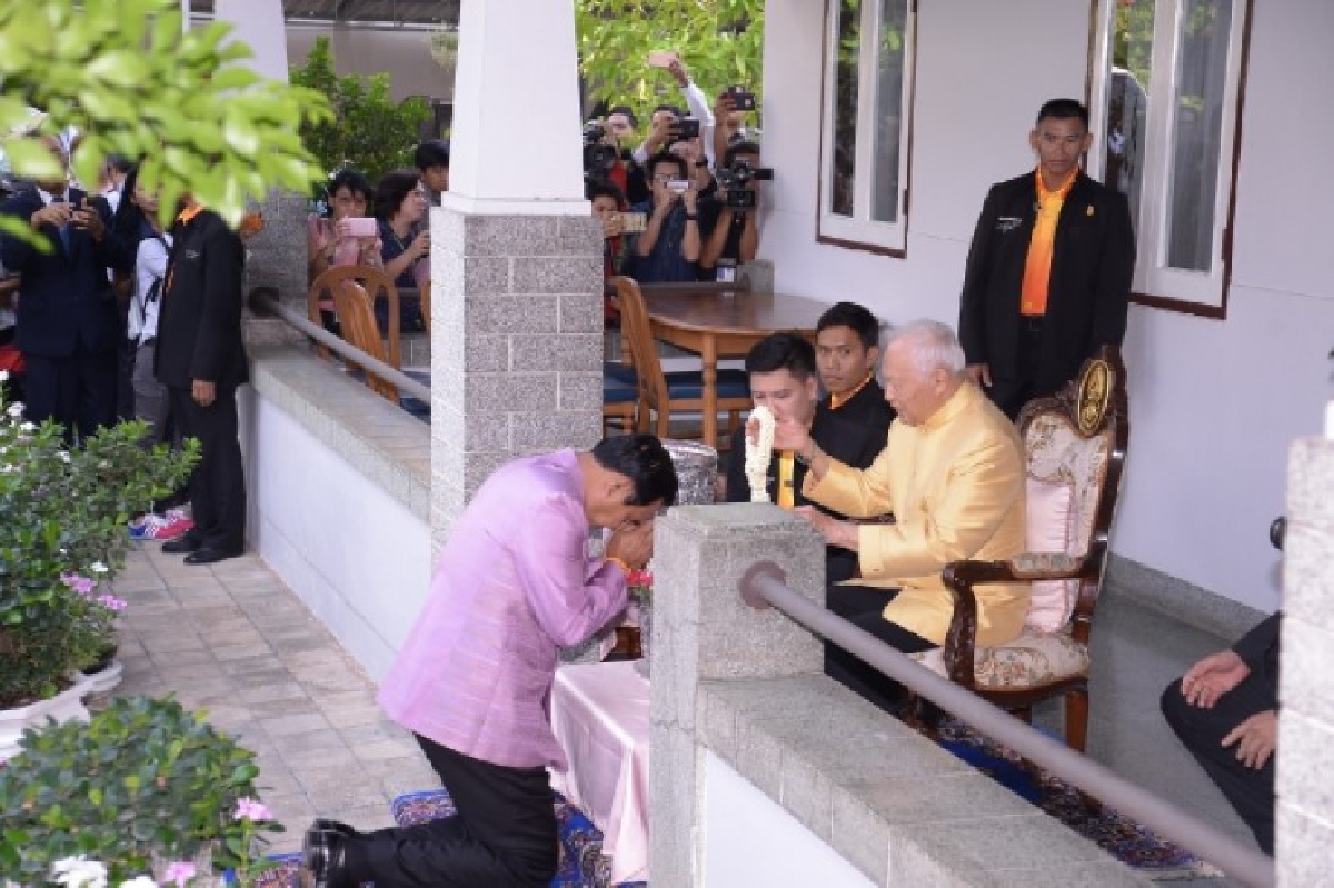 "ป๋าเปรม" ให้กำลังใจครม.ทำเพื่อชาติ ยกนายกฯเป็นแบบอย่าง "ป๋าเปรม" ให้กำลังใจครม.ทำเพื่อชาติ ยกนายกฯเป็นแบบอย่าง