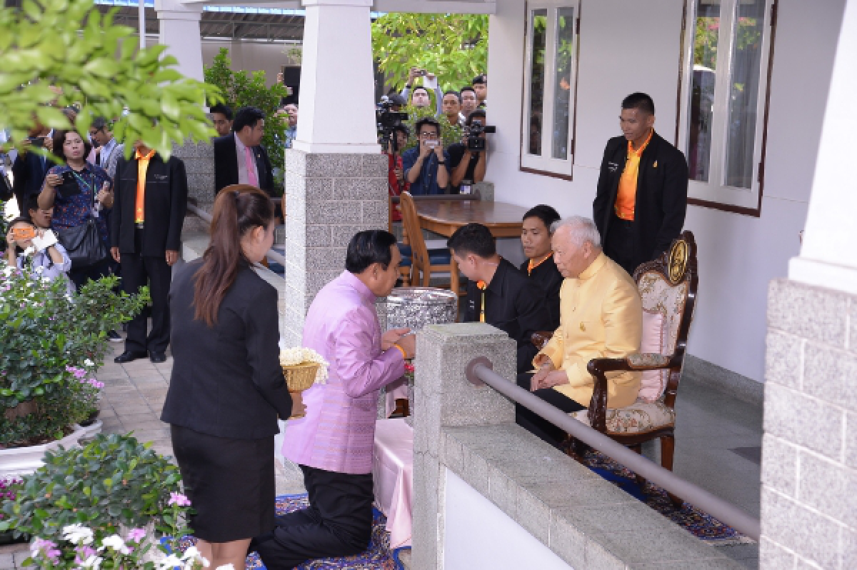 "ป๋าเปรม" ให้กำลังใจครม.ทำเพื่อชาติ ยกนายกฯเป็นแบบอย่าง
