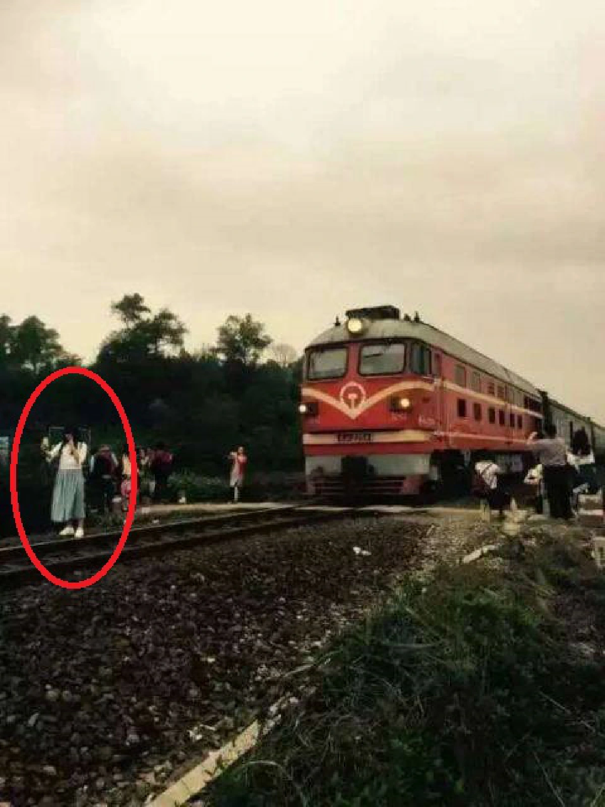 สลด!ภาพนาทีสาวถ่ายเซลฟีถูกรถไฟเฉี่ยวดับ