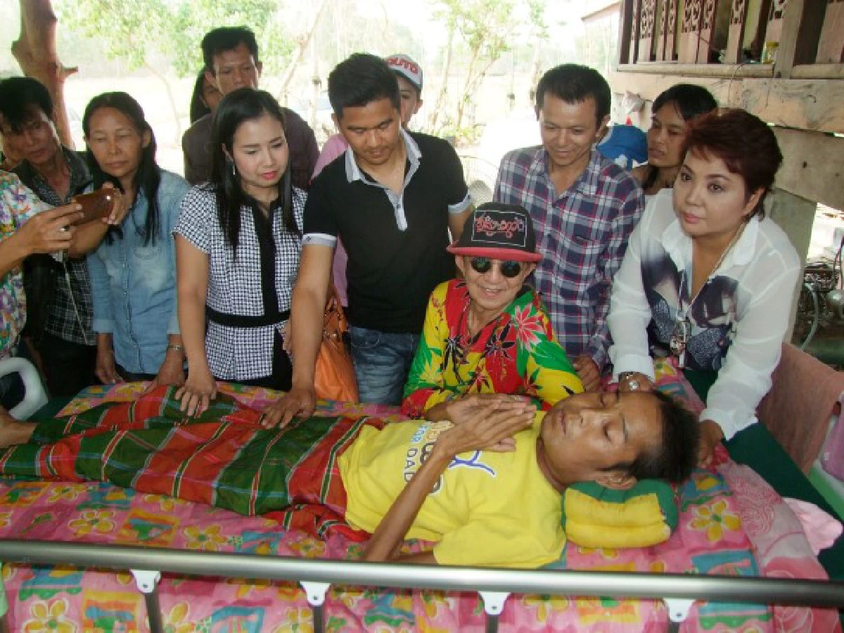"แดง จิตกร"สุดปลื้ม!เพื่อนร่วมวงการแห่เยี่ยมรดน้ำสงกรานต์