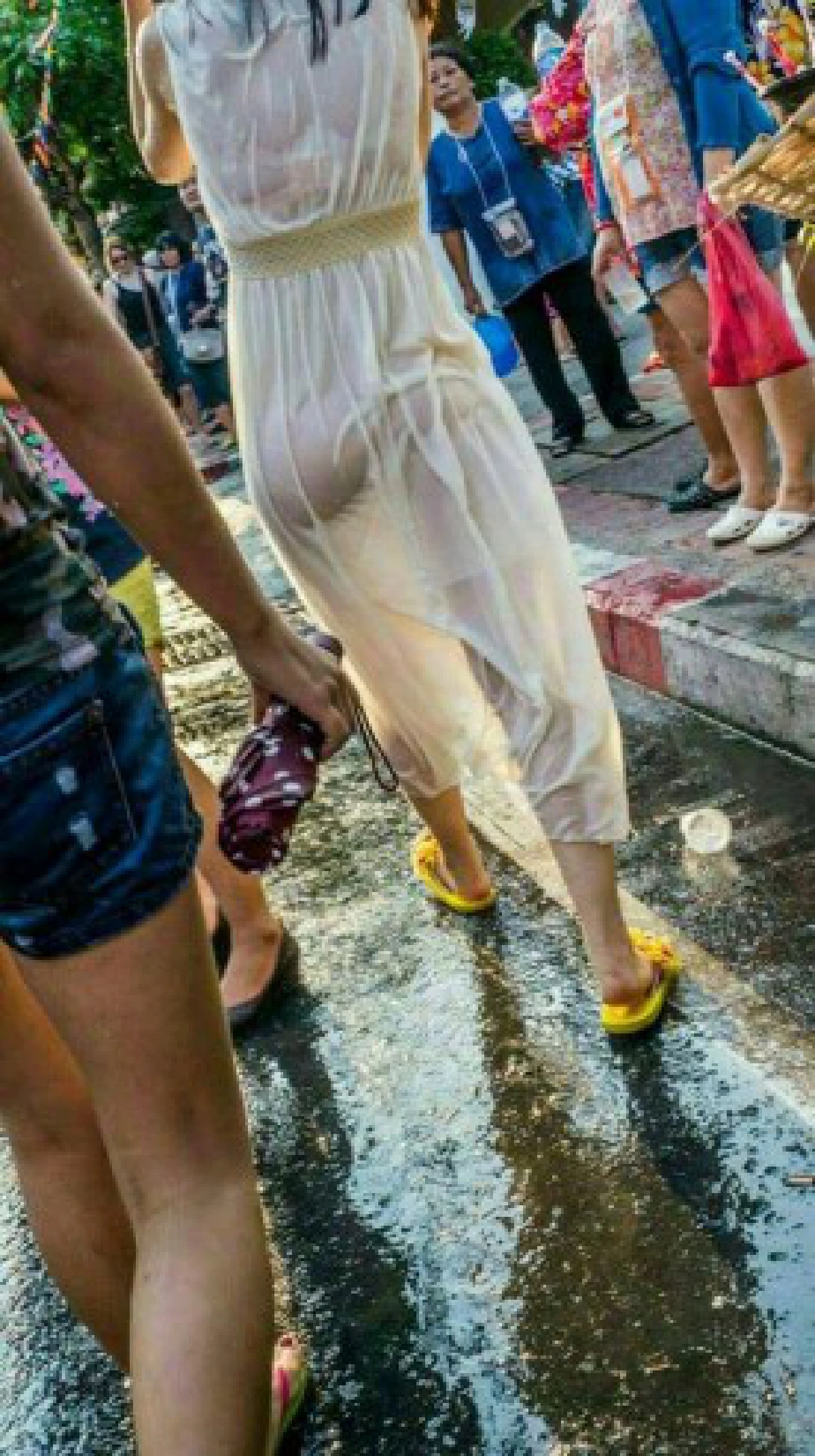 ตร.เชียงใหม่จับฝรั่งถอดเสื้อเล่นน้ำ-วิจารณ์แซ่ดหมวยจีนแต่งหวิว