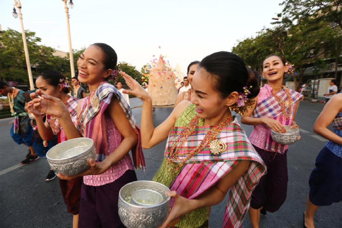 ชุ่มฉ่ำ กับสงกรานต์วิถีไทย