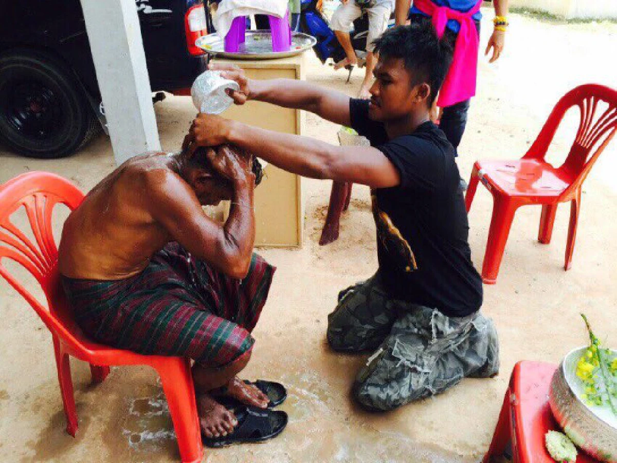 สุดประทับใจ!"บัวขาว"กราบรดน้ำสงกรานต์พ่อ