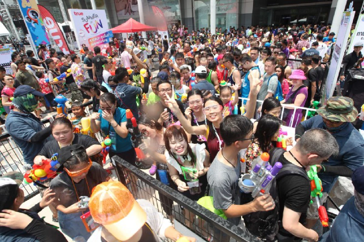 เริ่มแล้ว! "M2F Songkran Festival @Central World"