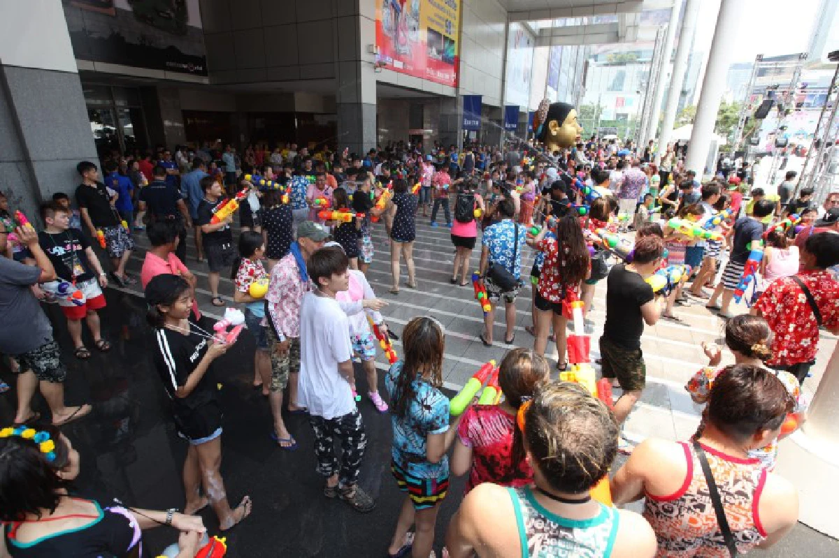 เริ่มแล้ว! "M2F Songkran Festival @Central World"