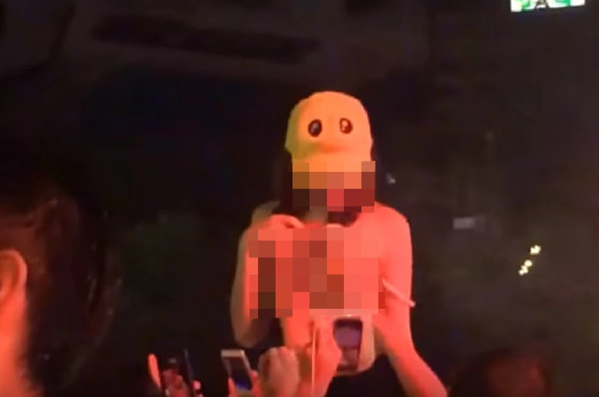 แชร์สนั่น!หญิงเปิดอกให้ชายลูบคลำกลางงานสงกรานต์