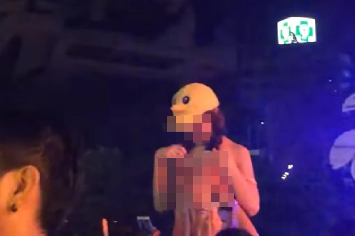 แชร์สนั่น!หญิงเปิดอกให้ชายลูบคลำกลางงานสงกรานต์