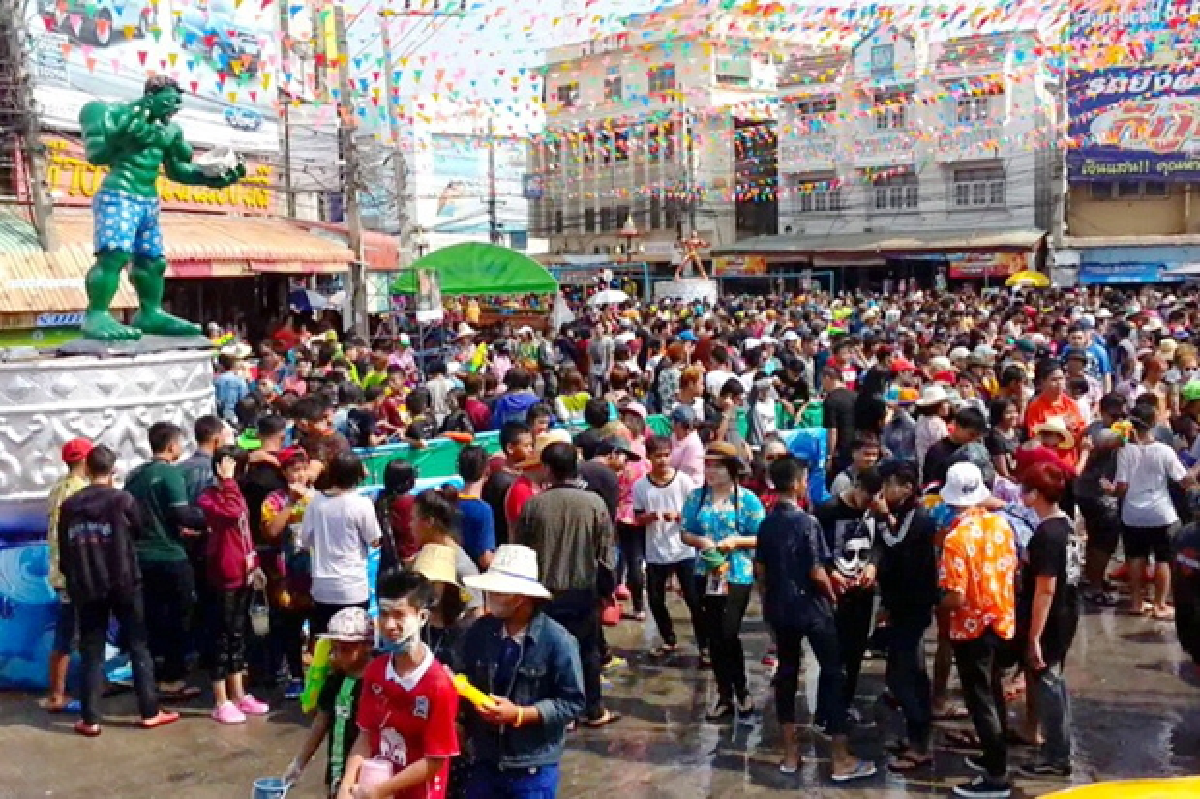 สุโขทัยจัดปาร์ตี้โฟมเล่นสงกรานต์ที่ถ.ข้าวตอกสุดคึก