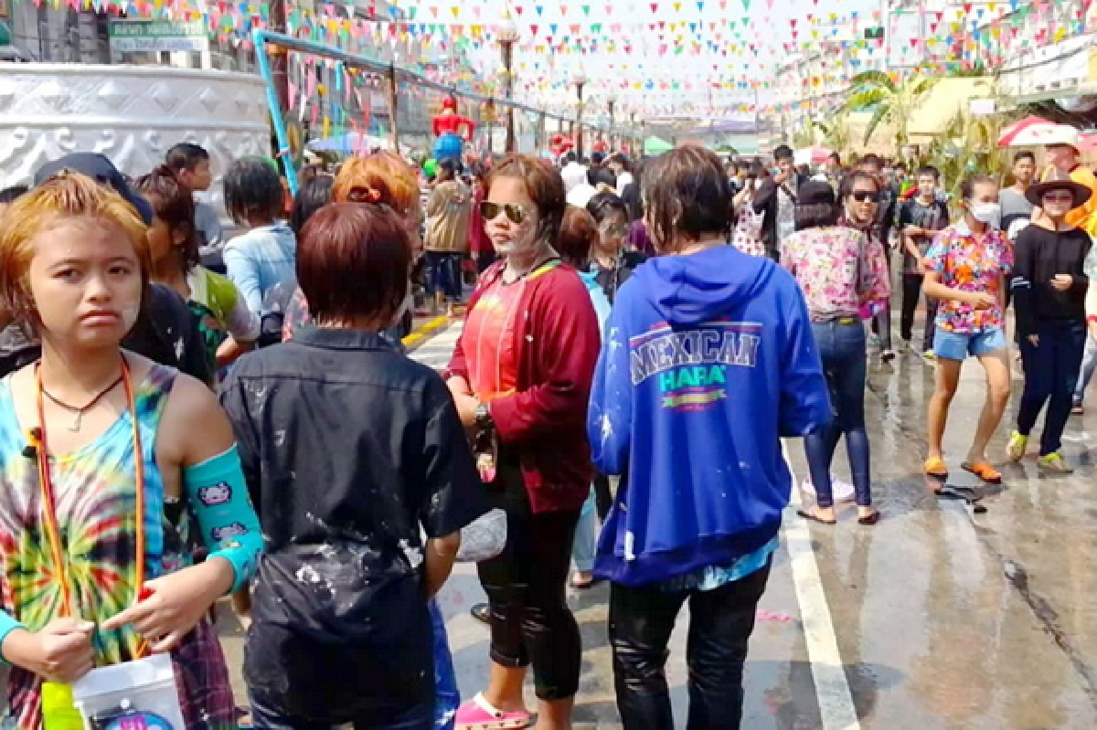 สุโขทัยจัดปาร์ตี้โฟมเล่นสงกรานต์ที่ถ.ข้าวตอกสุดคึก