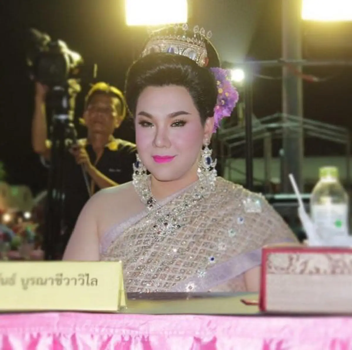 สวยอลัง! ดีเจบุ๊คโกะ แปลงโฉมเป็น "นางสงกรานต์"