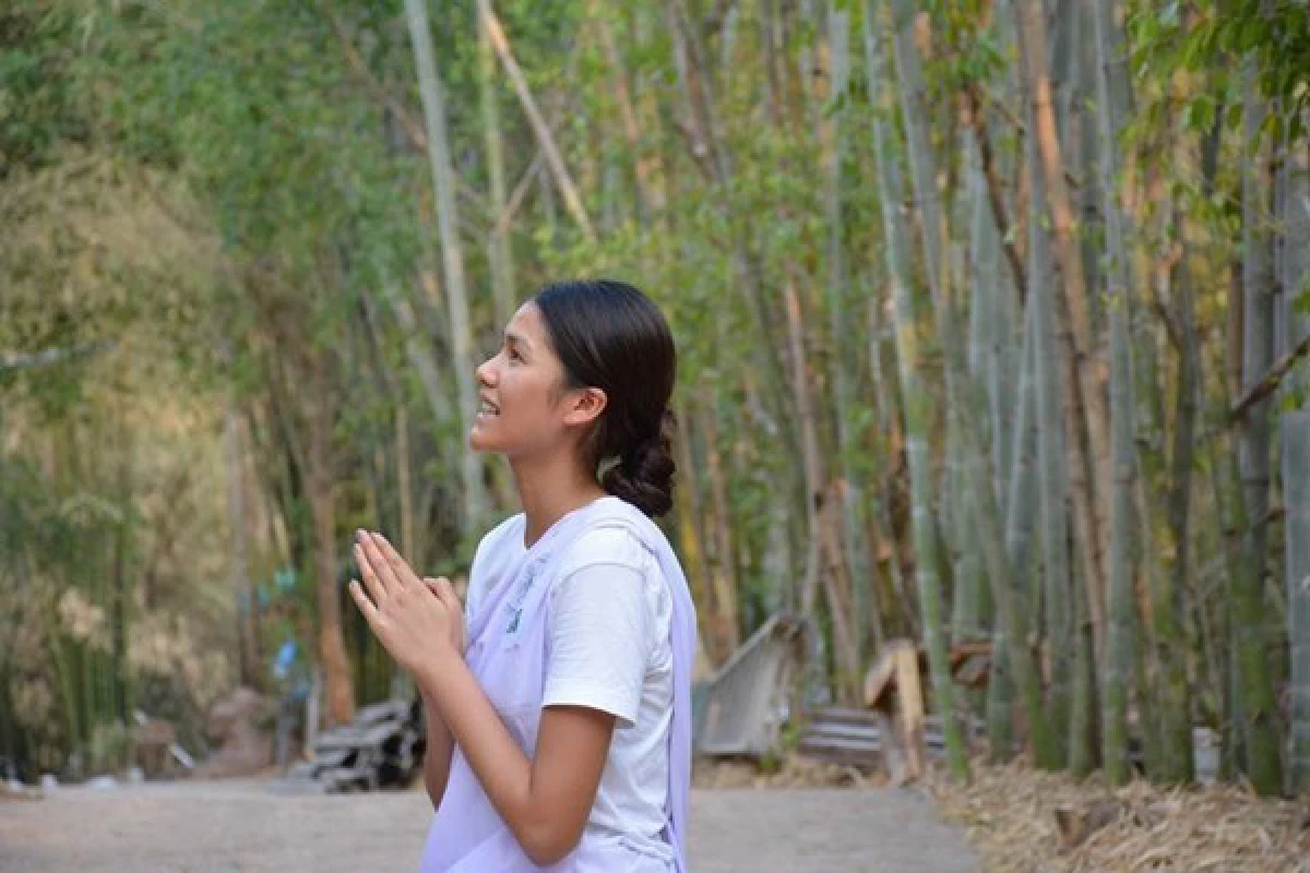 แนท อนิพรณ์ เข้าปฎิบัติธรรมสงบจิตใจในวันสงกรานต์