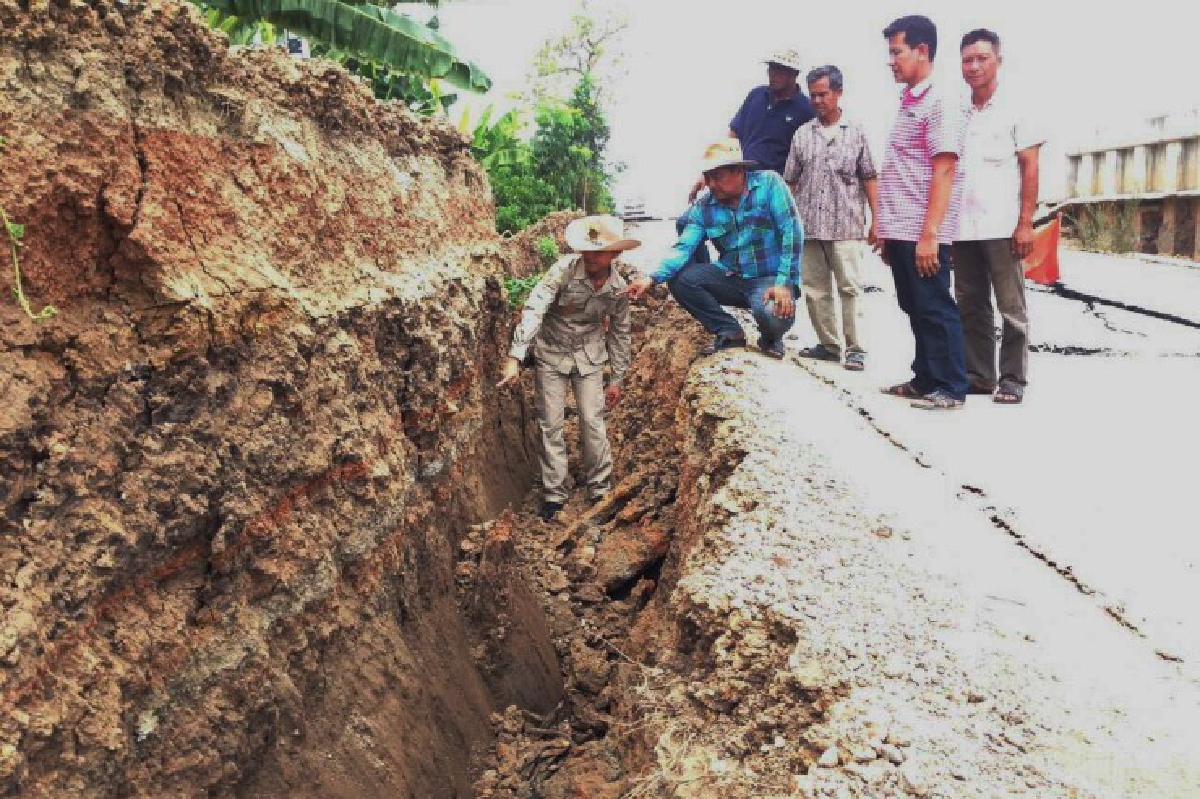 ถนนเลียบคลองพระยาบันลือพังทรุดอีก ถนนเลียบคลองพระยาบันลือพังทรุดอีก