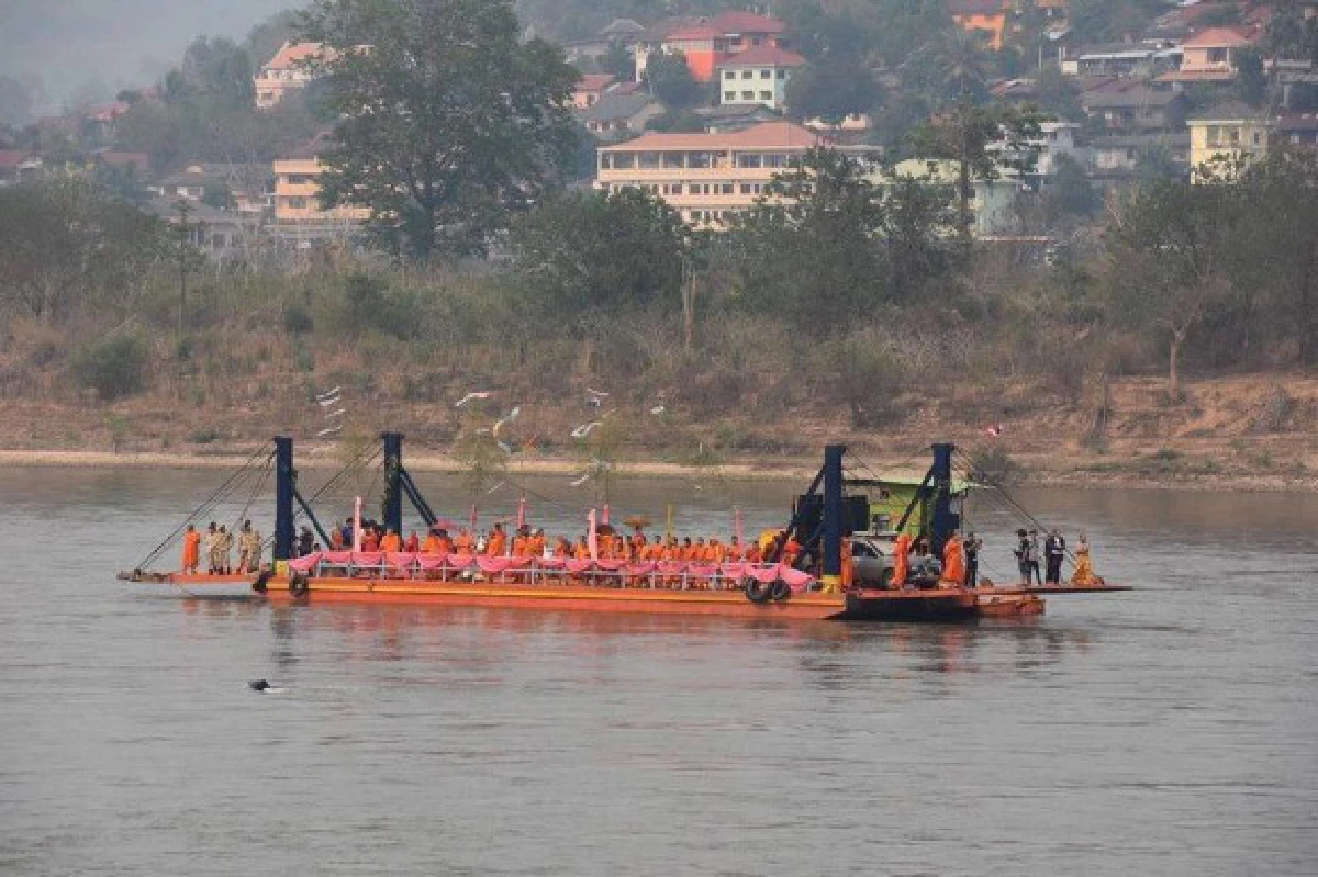 ส่งท้ายสงกรานต์ที่เชียงของคึกชมขบวนแห่กลางแม่น้ำโขง
