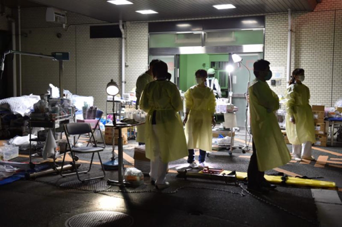Japan quake: Rain complicates rescue effort  (Updated Sun.)