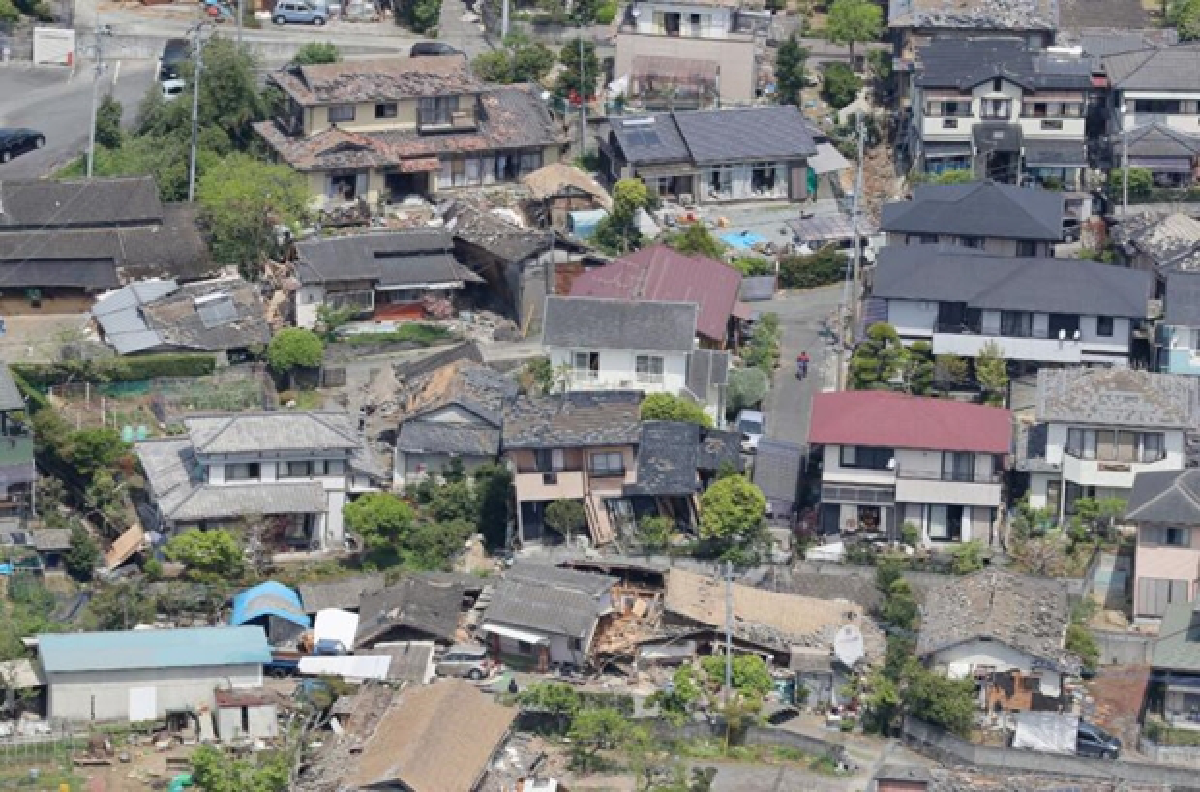 Japan quake: Rain complicates rescue effort  (Updated Sun.)