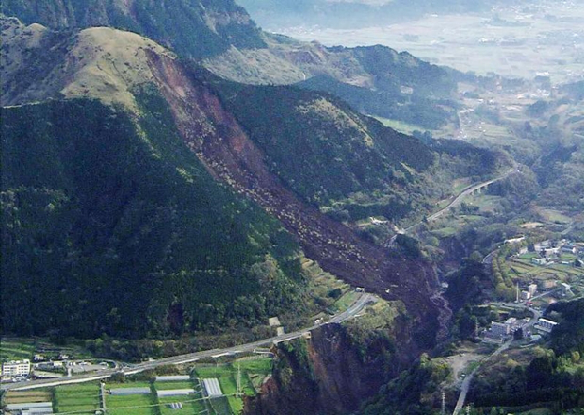 Japan quake: Rain complicates rescue effort  (Updated Sun.)
