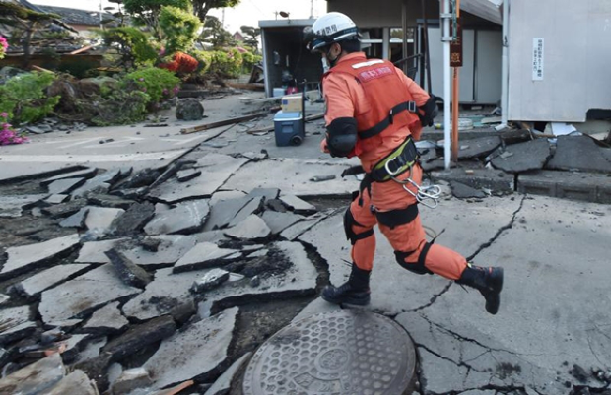 Japan quake: Rain complicates rescue effort  (Updated Sun.)