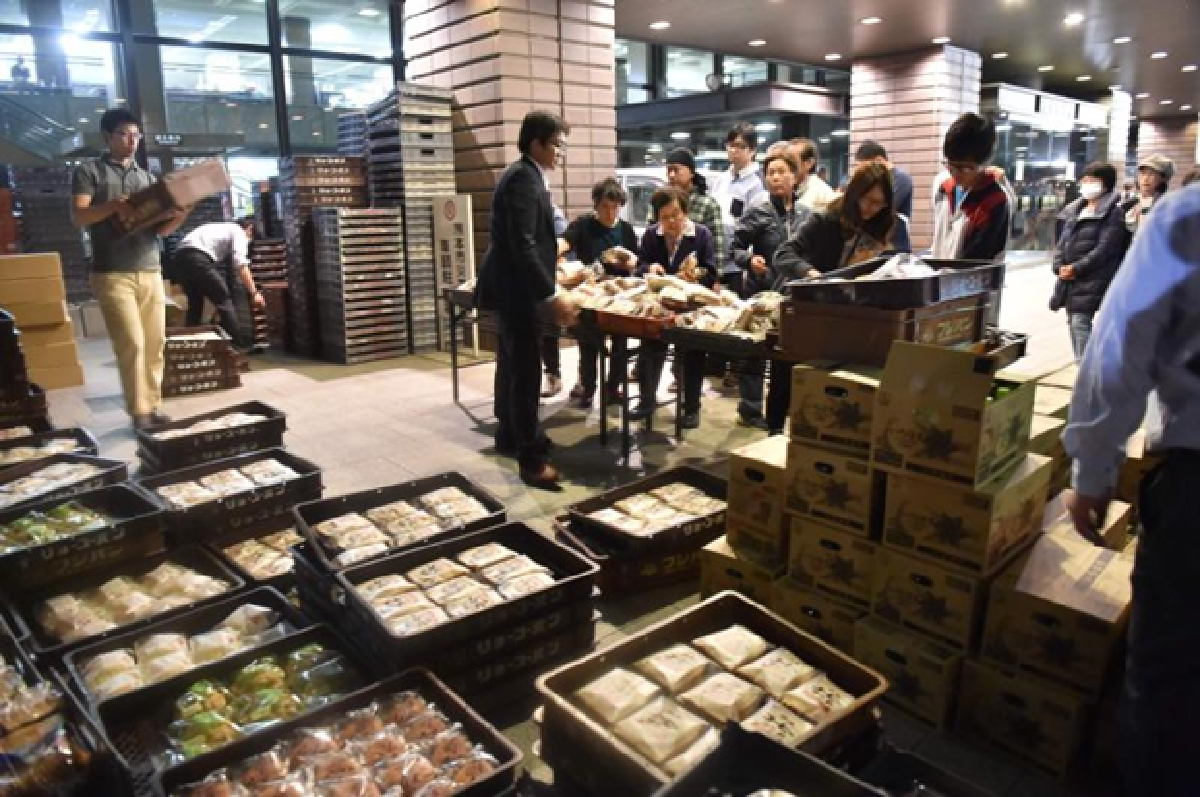 Japan quake: Rain complicates rescue effort  (Updated Sun.)