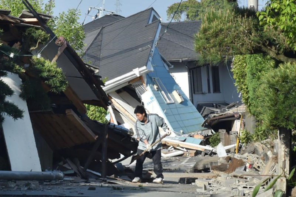 Japan quake: Rain complicates rescue effort  (Updated Sun.)
