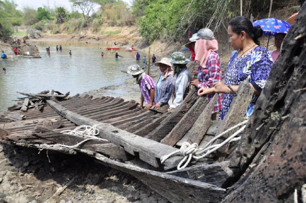 พบซากเรือโบราณอายุกว่า100ปีจมกลางลำน้ำมูล พบซากเรือโบราณอายุกว่า100ปีจมกลางลำน้ำมูล
