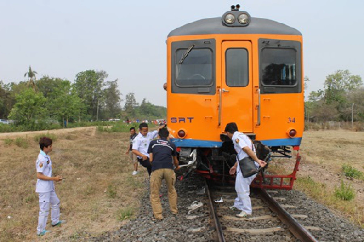 อีกแล้ว!รถไฟชนกระบะขนไก่ คนขับสาหัส