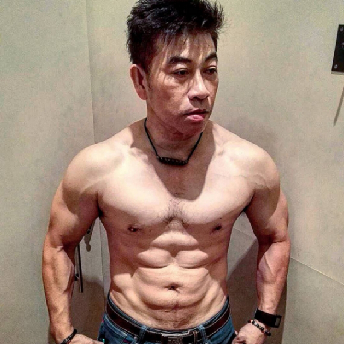 55 ปียังฟิตปั๋ง! อ.เชน จตุพล อวดซิกแพคแน่นเว่อร์