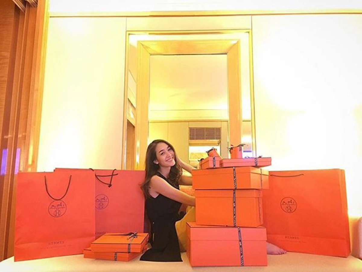 สวยและรวยมาก! มิน พีชญา ซื้อแบรนด์เนมกองโตเป็นของขวัญวันเกิด