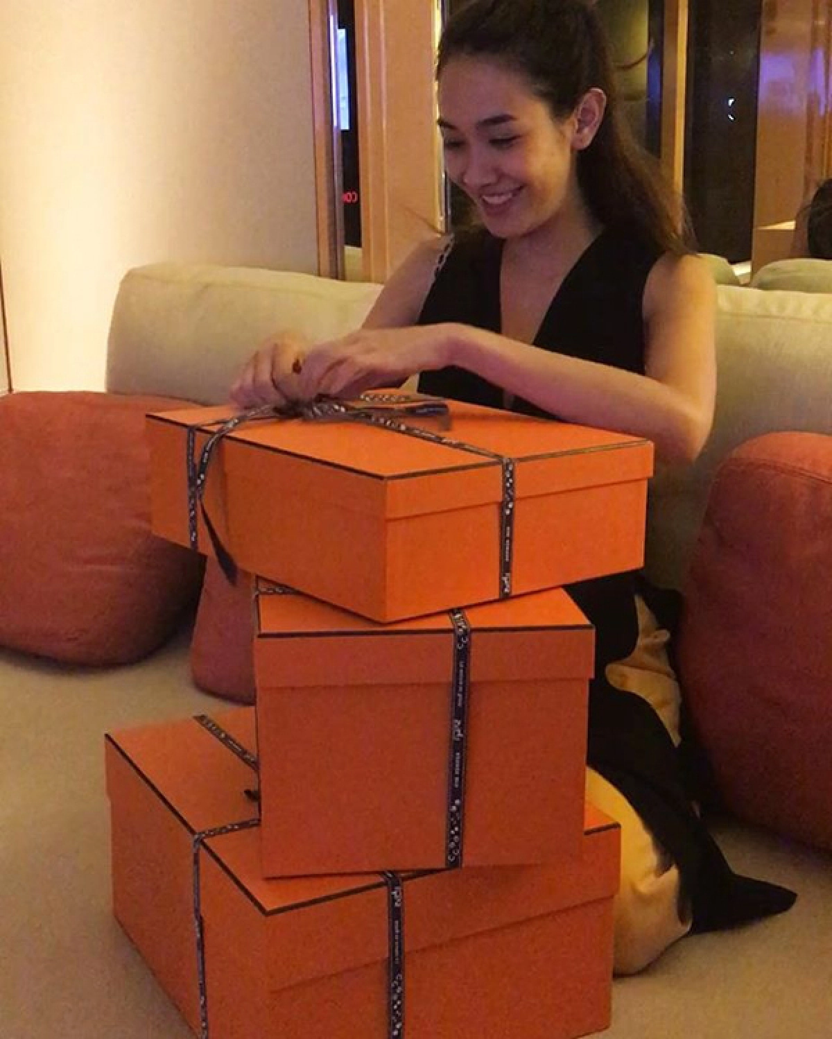 สวยและรวยมาก! มิน พีชญา ซื้อแบรนด์เนมกองโตเป็นของขวัญวันเกิด