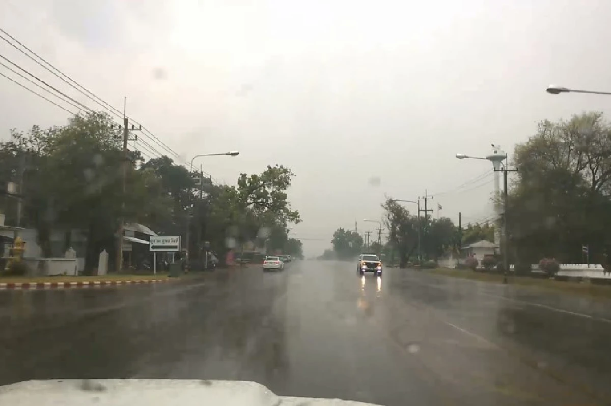 พายุฤดูร้อนพัด "สกลนคร" ฝนตกหนักหลายชั่วโมง