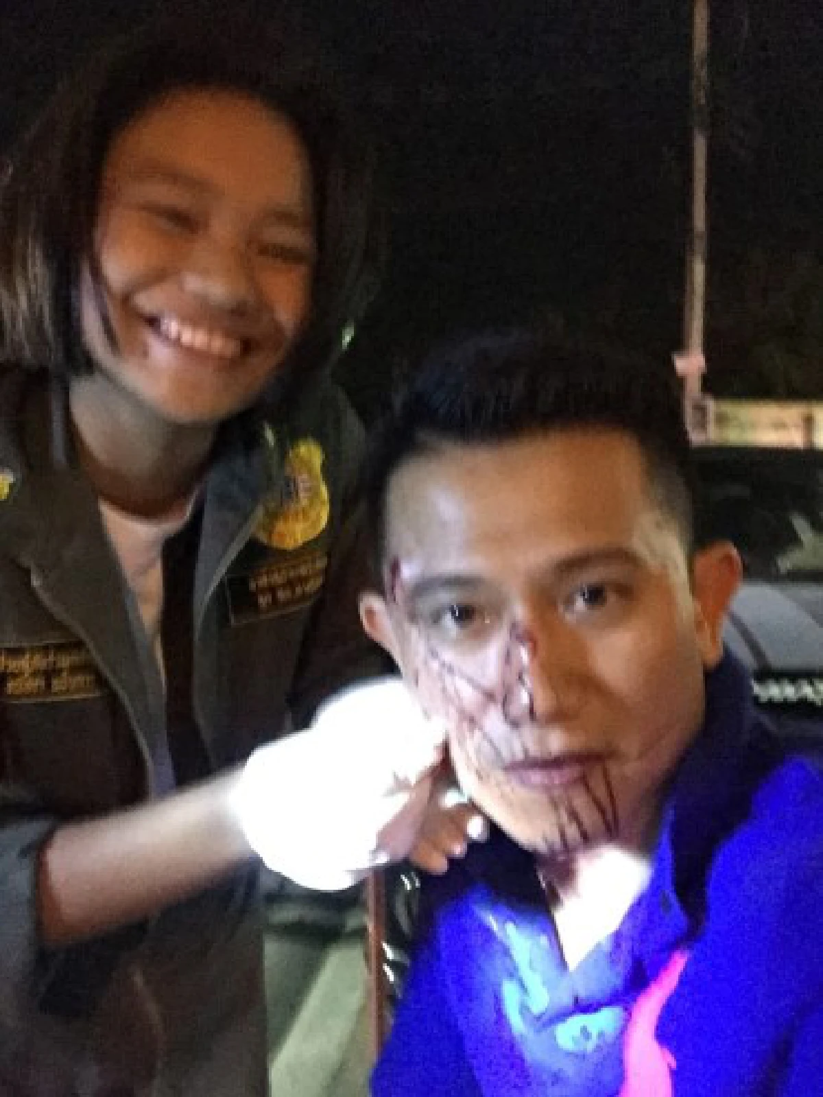 ยกย่อง!ตำรวจฮีโร่โดดสู้คนร้ายช่วยแท็กซี่ถูกชิงทรัพย์