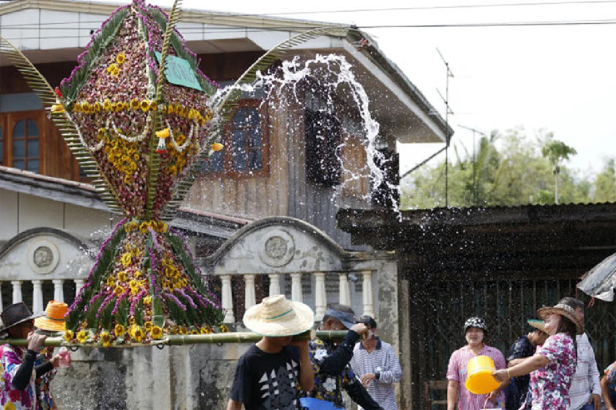 แสงภาปะทะอาฮี แห่ต้นดอกไม้ ราตรีถึงทิพา