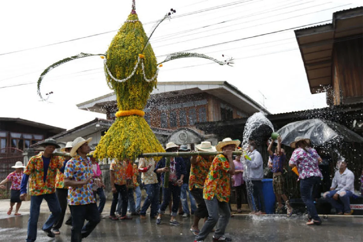 แสงภาปะทะอาฮี แห่ต้นดอกไม้ ราตรีถึงทิพา