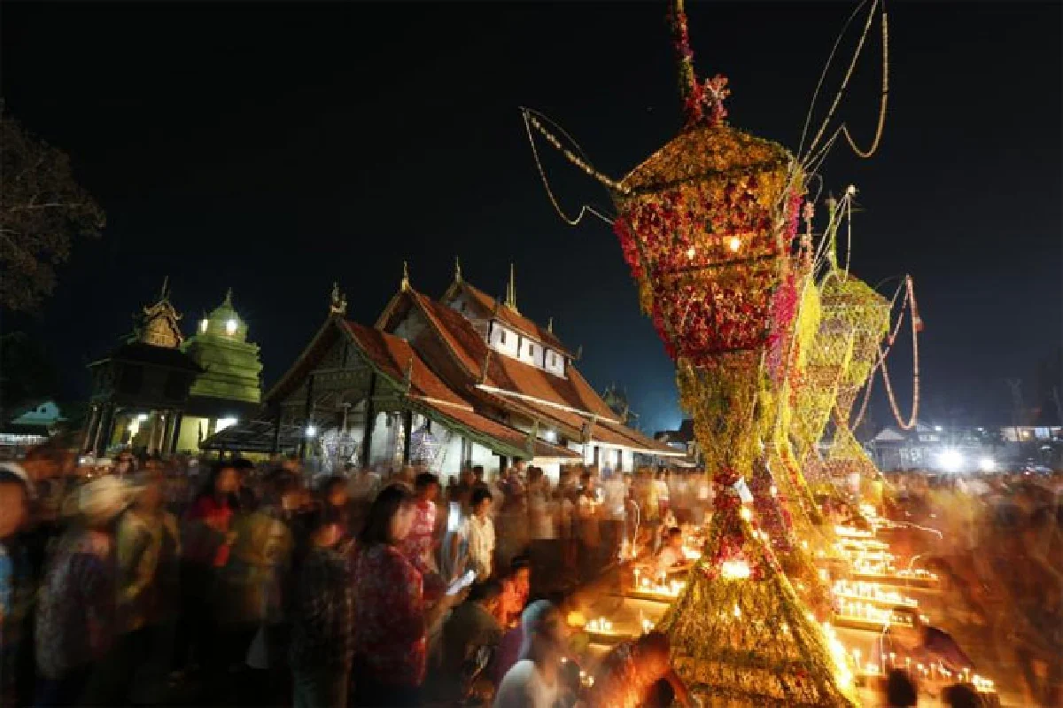 แสงภาปะทะอาฮี แห่ต้นดอกไม้ ราตรีถึงทิพา