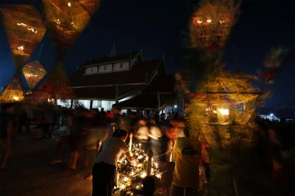 แสงภาปะทะอาฮี แห่ต้นดอกไม้ ราตรีถึงทิพา