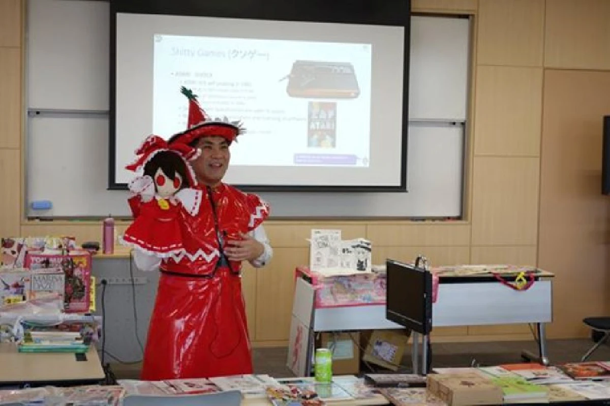 ไอเดียเลิศ!อ.ญี่ปุ่นแต่งคอสเพลย์ไปสอนนศ. สร้างความครึกครื้นในห้องเรียน