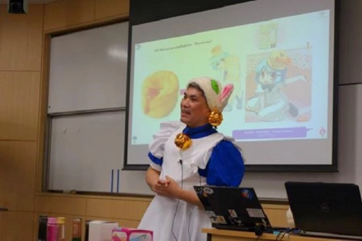 ไอเดียเลิศ!อ.ญี่ปุ่นแต่งคอสเพลย์ไปสอนนศ. สร้างความครึกครื้นในห้องเรียน