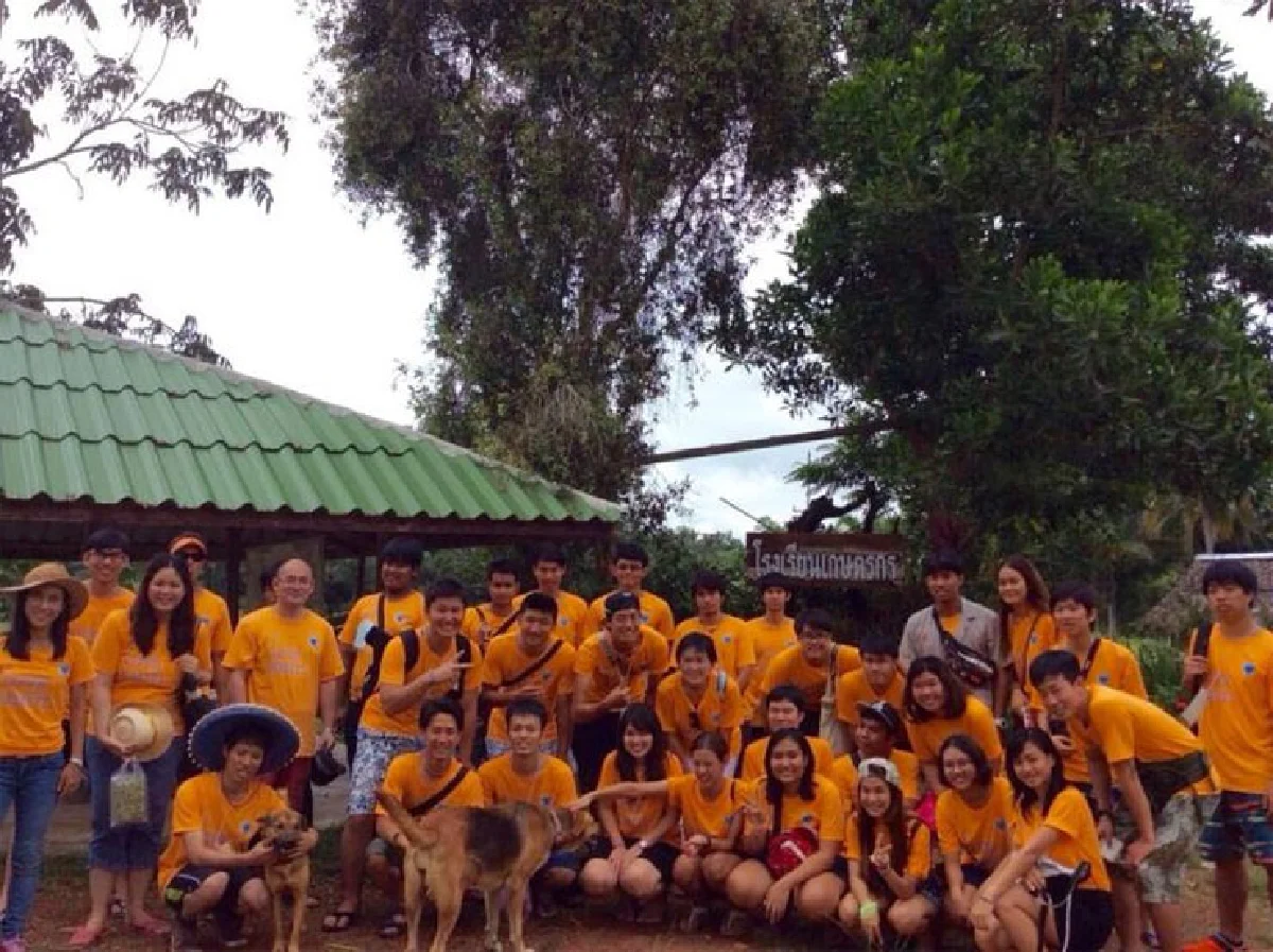 ชมรมภาษาฯ อาสาสร้างสนามกีฬา