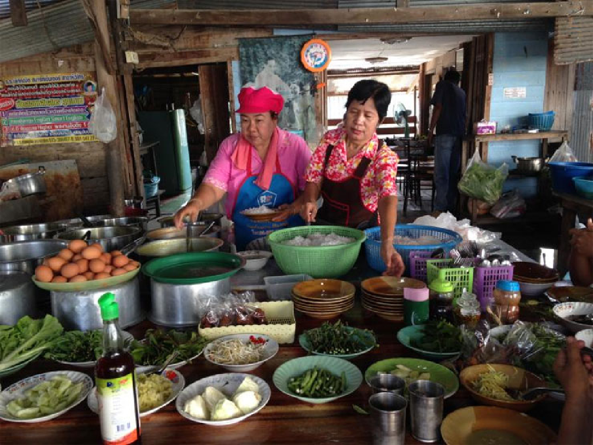 ป้าเพ็งจันทร์ ขนมจีนในตำนานใต้สะพานหัวไทร ป้าเพ็งจันทร์ ขนมจีนในตำนานใต้สะพานหัวไทร
