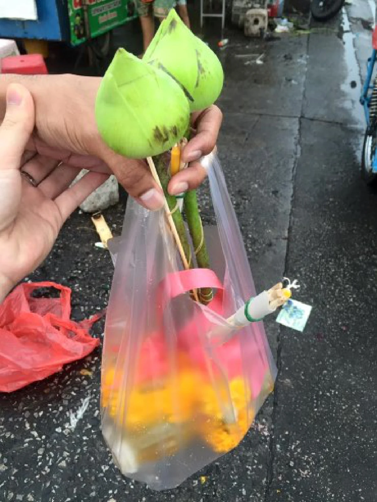 หนุ่มเเฉ!โดนกดดันซื้อดอกไม้ไหว้พระ 680บาท