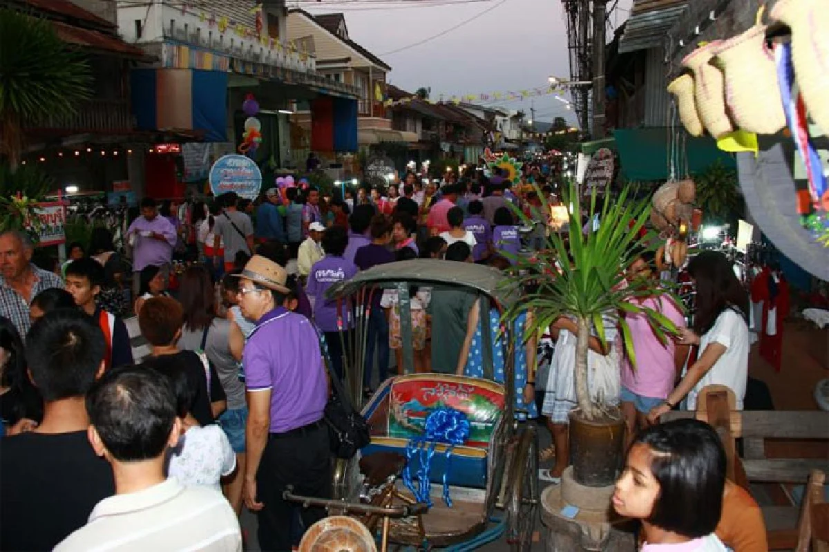 ชวนเที่ยวตลาดต้องชม ถนนคนเดินเมืองเก่าปราณบุรี