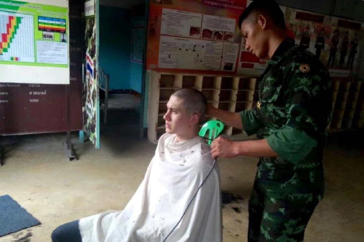 นักร้อง-ดาราหนุ่มรายงานตัวเข้าหน่วยทหาร