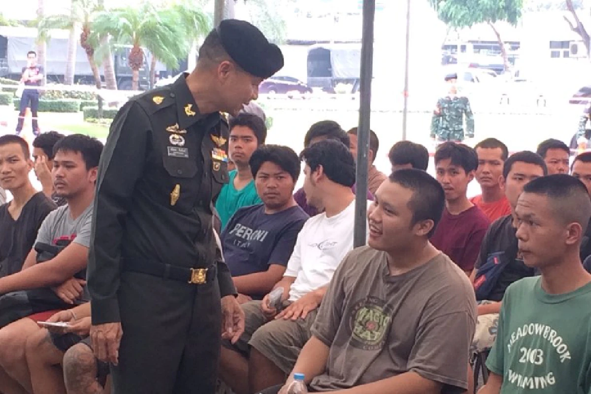 นักร้อง-ดาราหนุ่มรายงานตัวเข้าหน่วยทหาร