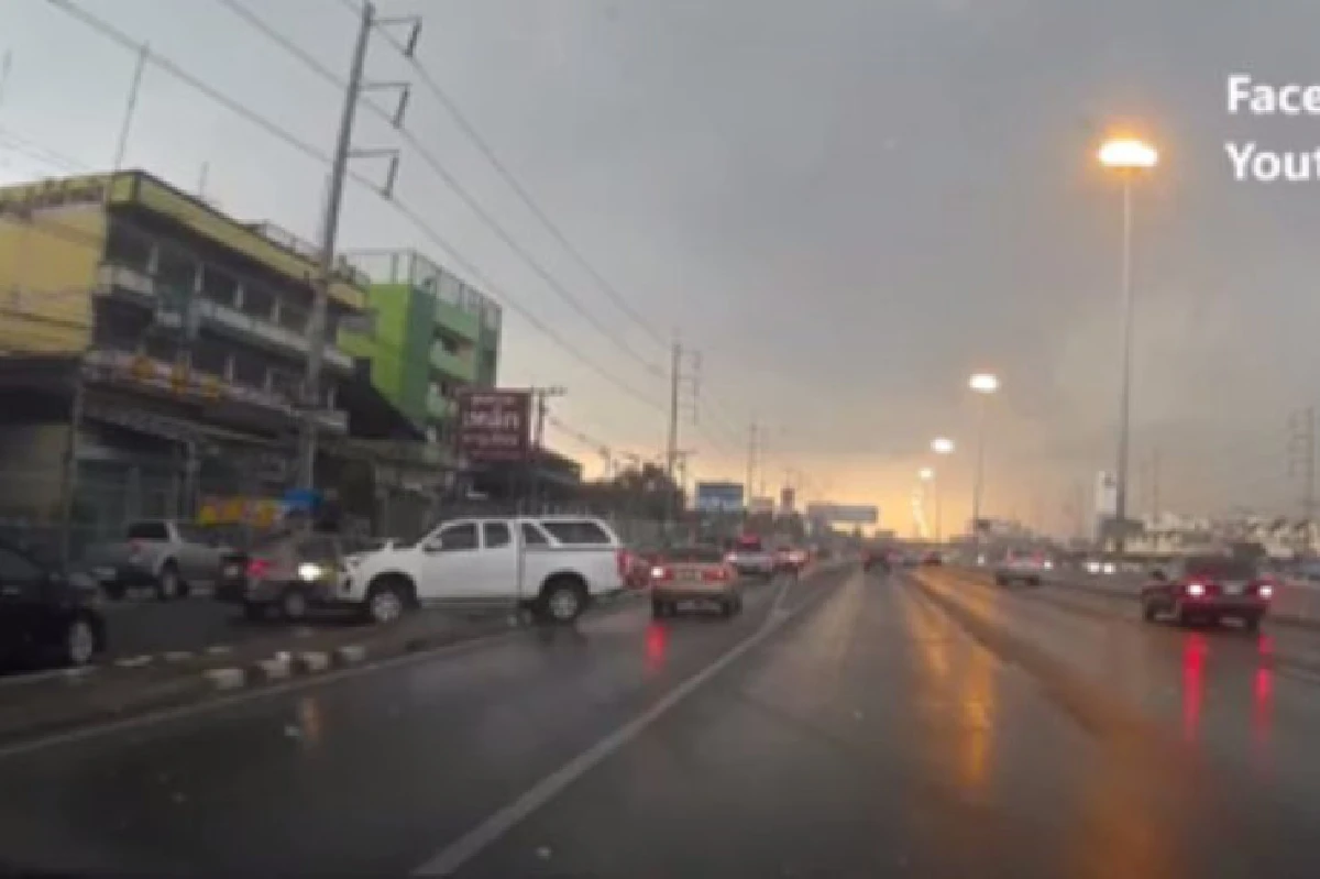 คลิปเตือนภัย! ฝนตกถนนลื่น กระบะพุ่งข้ามเลนชนเก๋งคว่ำ