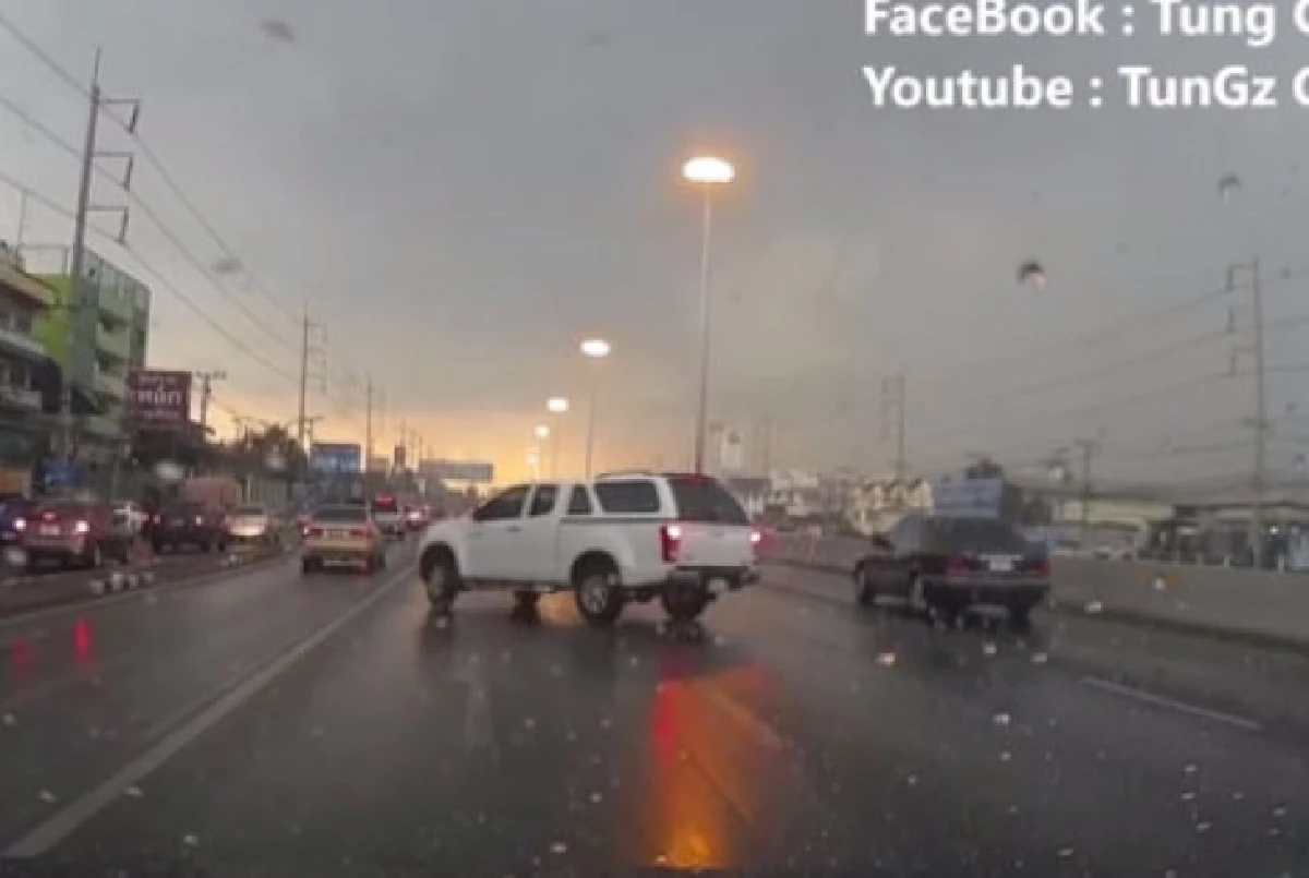 คลิปเตือนภัย! ฝนตกถนนลื่น กระบะพุ่งข้ามเลนชนเก๋งคว่ำ