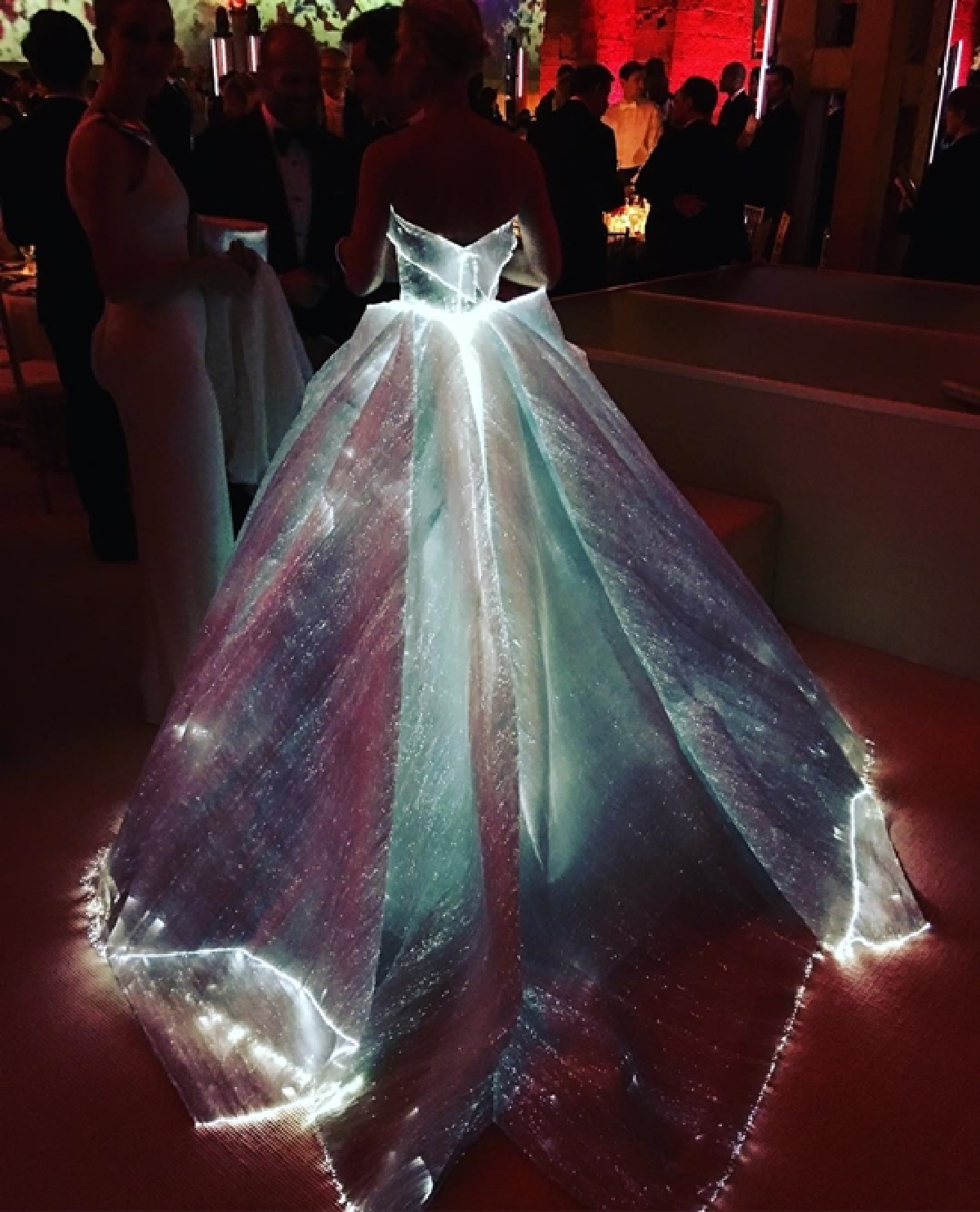 ได้ซีนไปเต็มๆ! แคลร์ เดนส์ สวยปังในชุดเดรสเรืองแสง