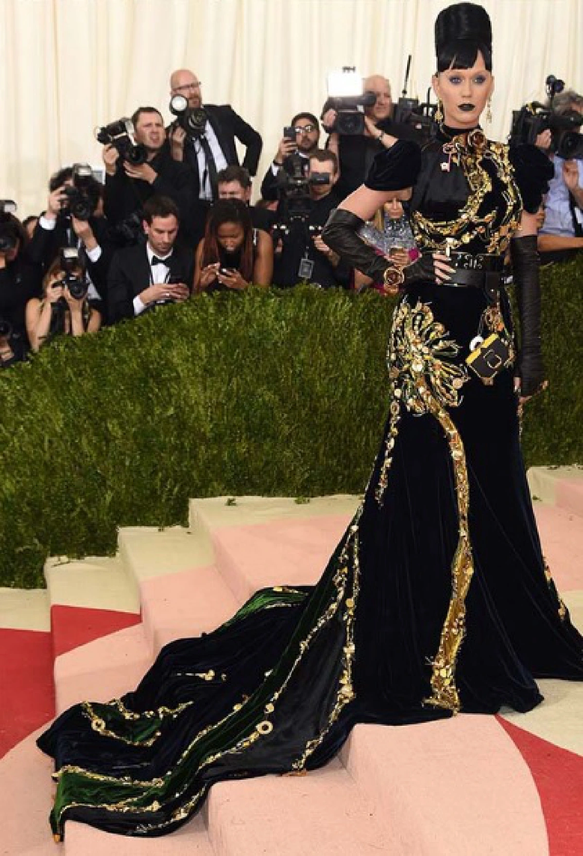 ส่องแฟชั่นซุปตาร์ประชันสวยบนพรมแดง Met Gala 2016