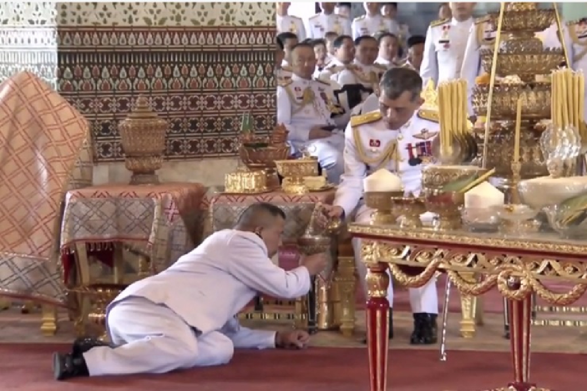 สมเด็จพระบรมฯเสด็จพระราชพิธีฉัตรมงคล สมเด็จพระบรมฯเสด็จพระราชพิธีฉัตรมงคล