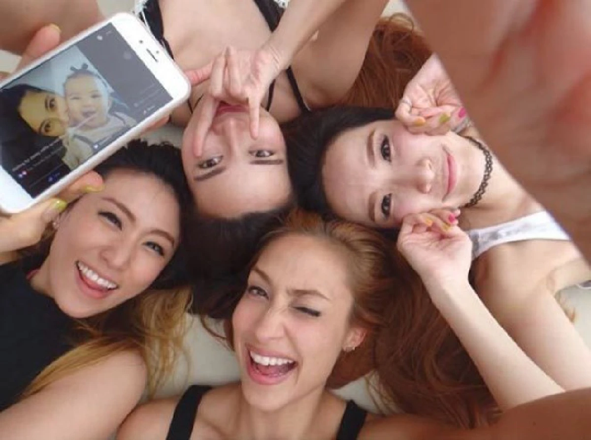2002 ราตรี มิตติ้งริมทะเลภูเก็ต อวดแผ่นหลังทรงสเน่ห์สมวัย