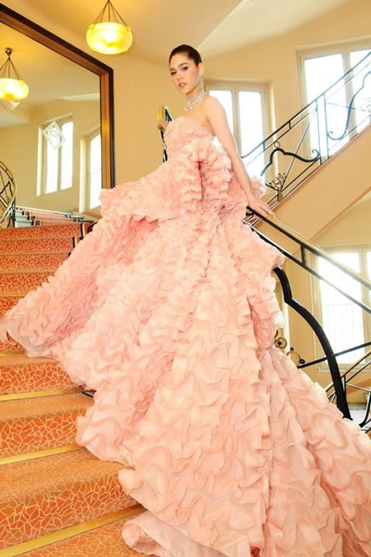 สวยปังสมการรอคอย! ชมพู่ อารยา บนพรมแดงเมืองคานส์