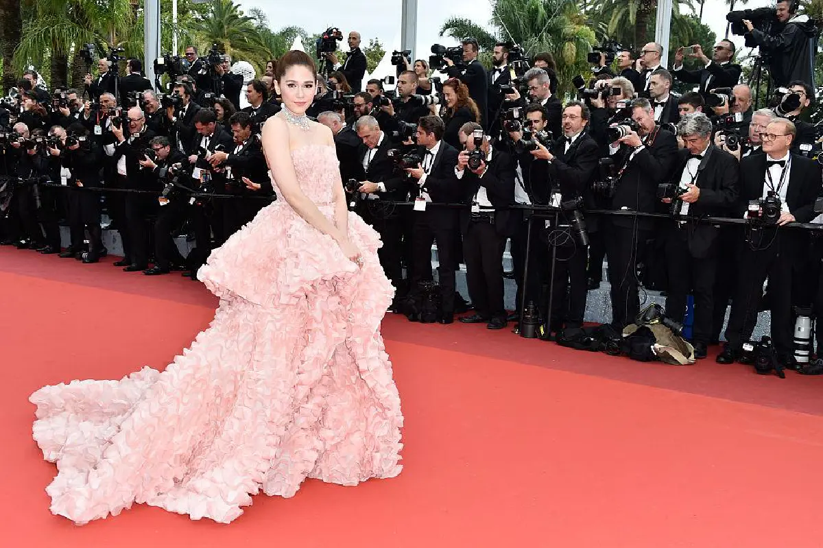 สวยปังสมการรอคอย! ชมพู่ อารยา บนพรมแดงเมืองคานส์